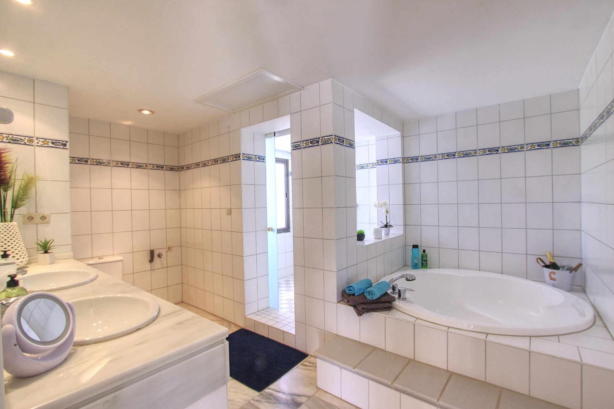 1080 Beachfront Penthouse 3 Floors Jacuzzi 2 Pools Wifi Roof Terrace Marbella Bagian luar foto